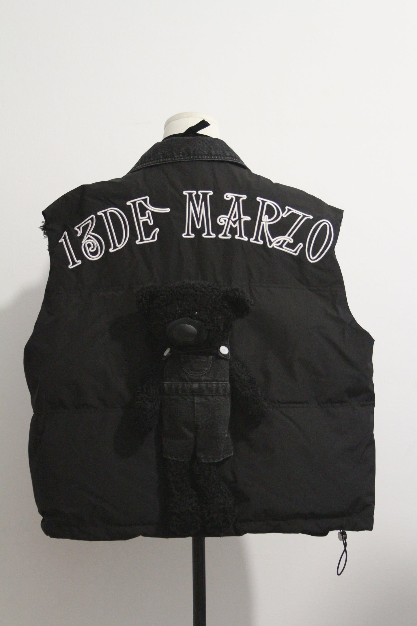 13 de Marzo Vest 1020